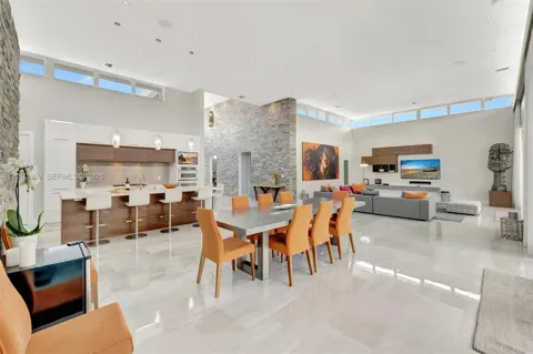 907 Diplomat Pkwy