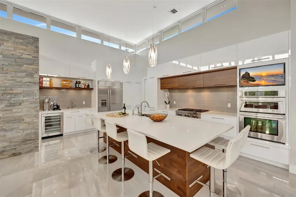 907 Diplomat Pkwy Hallandale Beach, FL 33009