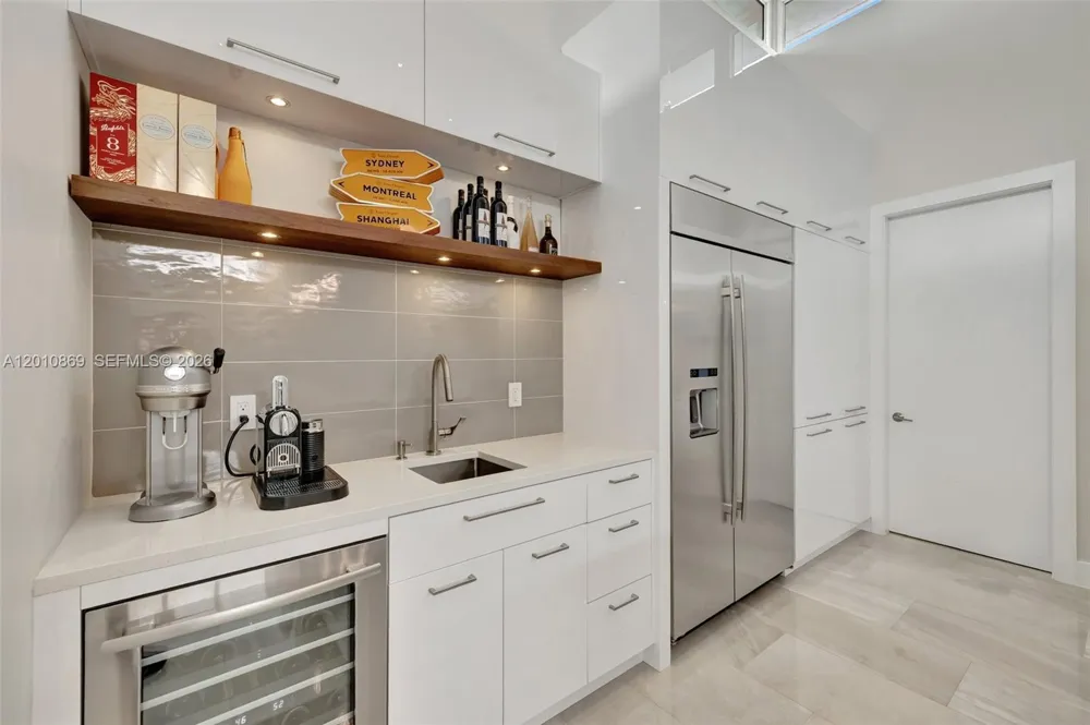 907 Diplomat Pkwy Hallandale Beach, FL 33009