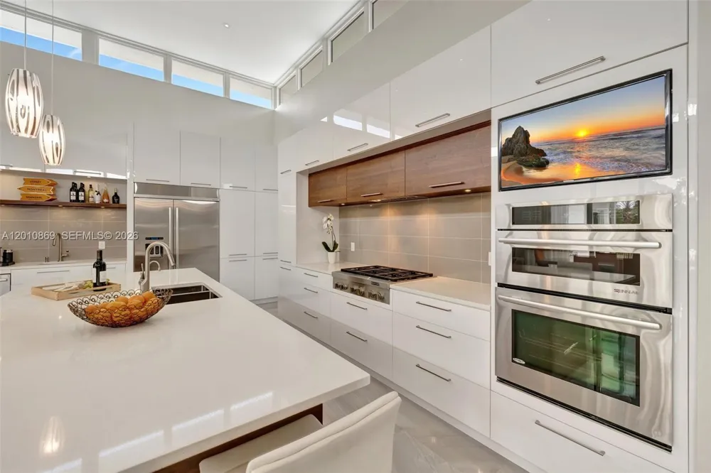 907 Diplomat Pkwy Hallandale Beach, FL 33009