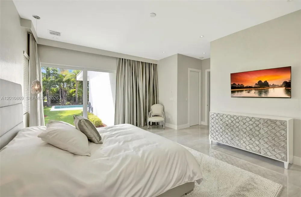 907 Diplomat Pkwy Hallandale Beach, FL 33009