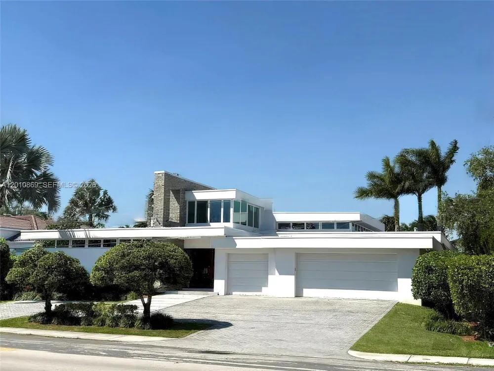 907 Diplomat Pkwy Hallandale Beach, FL 33009