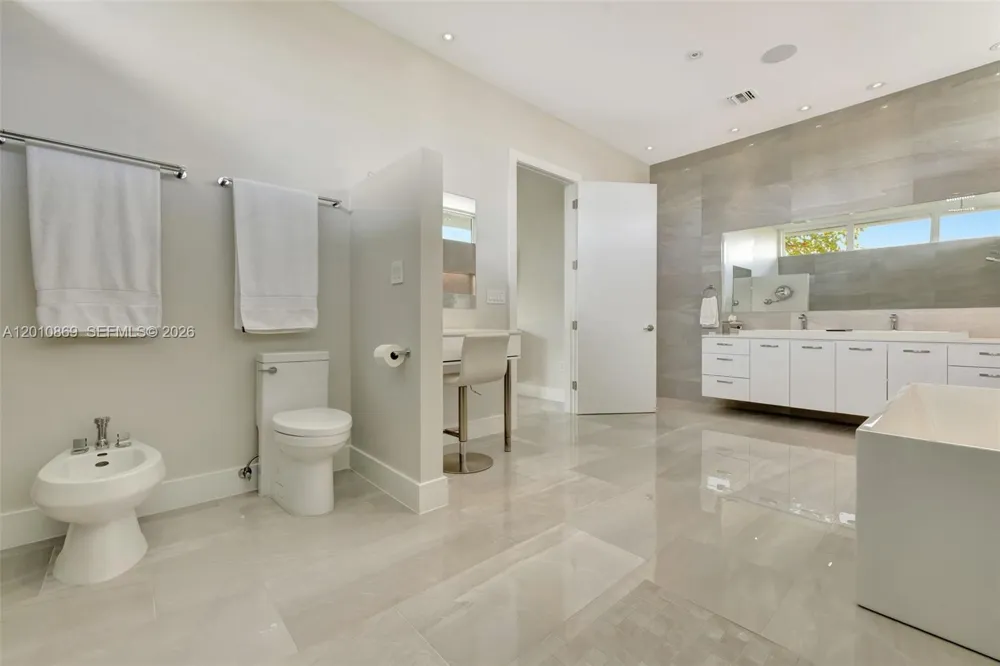 907 Diplomat Pkwy Hallandale Beach, FL 33009