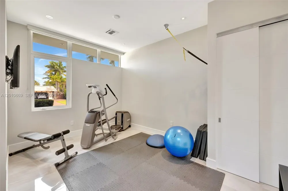 907 Diplomat Pkwy Hallandale Beach, FL 33009
