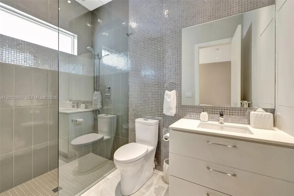 907 Diplomat Pkwy Hallandale Beach, FL 33009