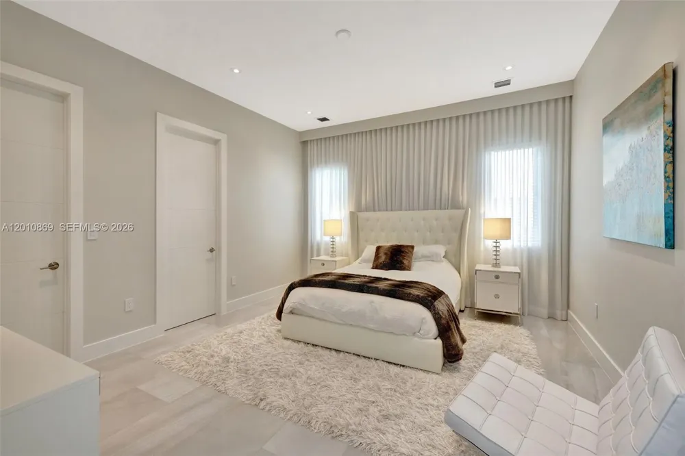907 Diplomat Pkwy Hallandale Beach, FL 33009