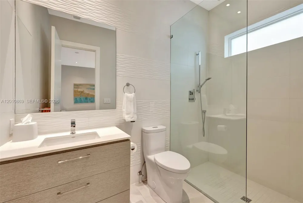 907 Diplomat Pkwy Hallandale Beach, FL 33009