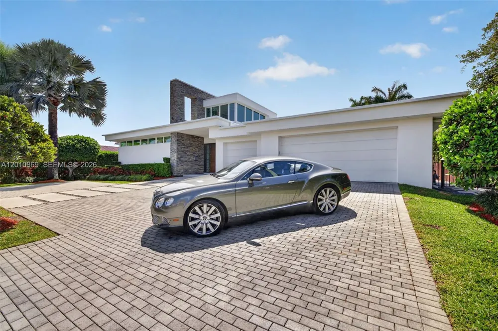 907 Diplomat Pkwy Hallandale Beach, FL 33009