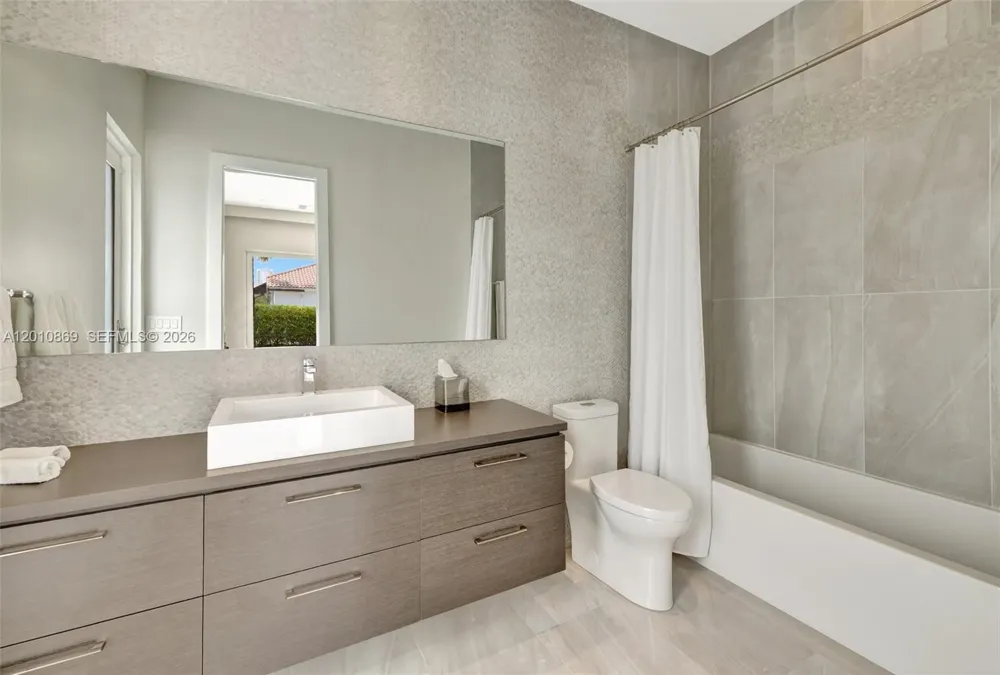 907 Diplomat Pkwy Hallandale Beach, FL 33009