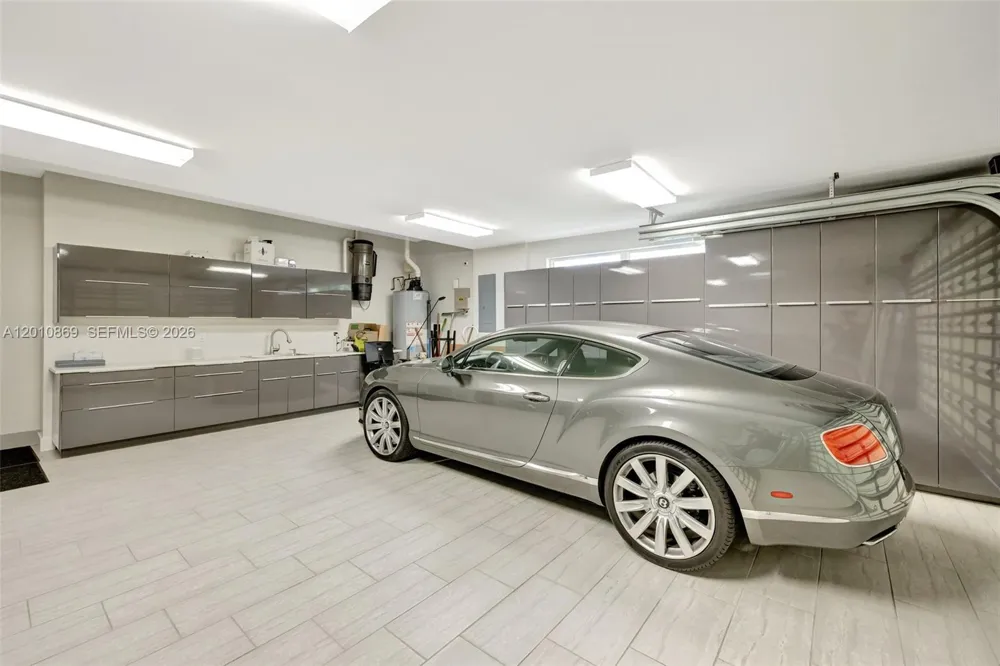 907 Diplomat Pkwy Hallandale Beach, FL 33009