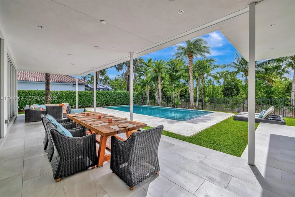 907 Diplomat Pkwy Hallandale Beach, FL 33009