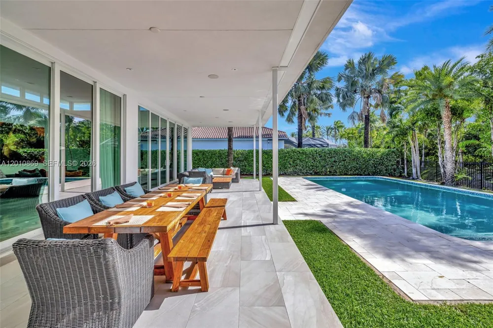 907 Diplomat Pkwy Hallandale Beach, FL 33009