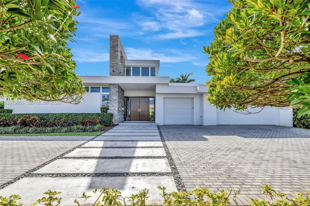 907 Diplomat Pkwy Hallandale Beach, FL 33009