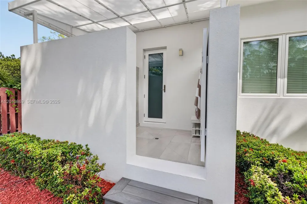 907 Diplomat Pkwy Hallandale Beach, FL 33009