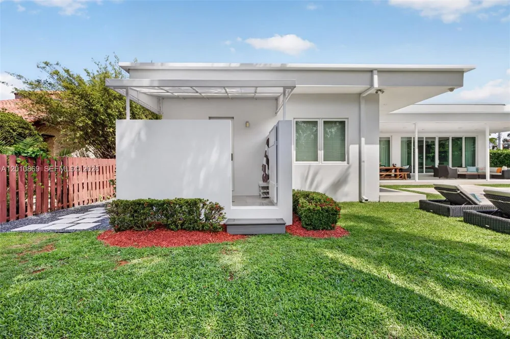 907 Diplomat Pkwy Hallandale Beach, FL 33009