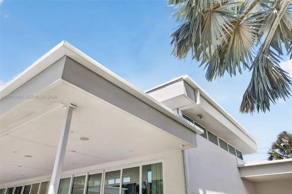 907 Diplomat Pkwy Hallandale Beach, FL 33009