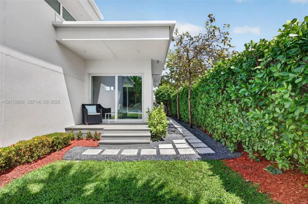 907 Diplomat Pkwy Hallandale Beach, FL 33009