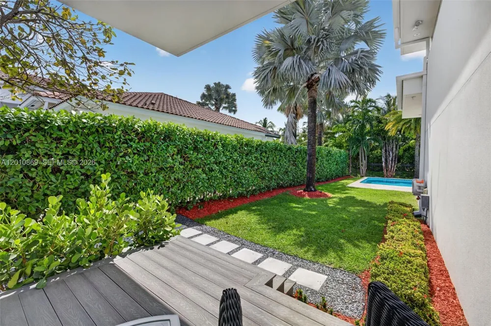 907 Diplomat Pkwy Hallandale Beach, FL 33009