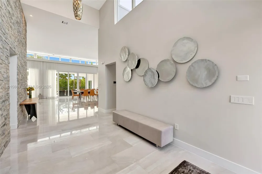 907 Diplomat Pkwy Hallandale Beach, FL 33009