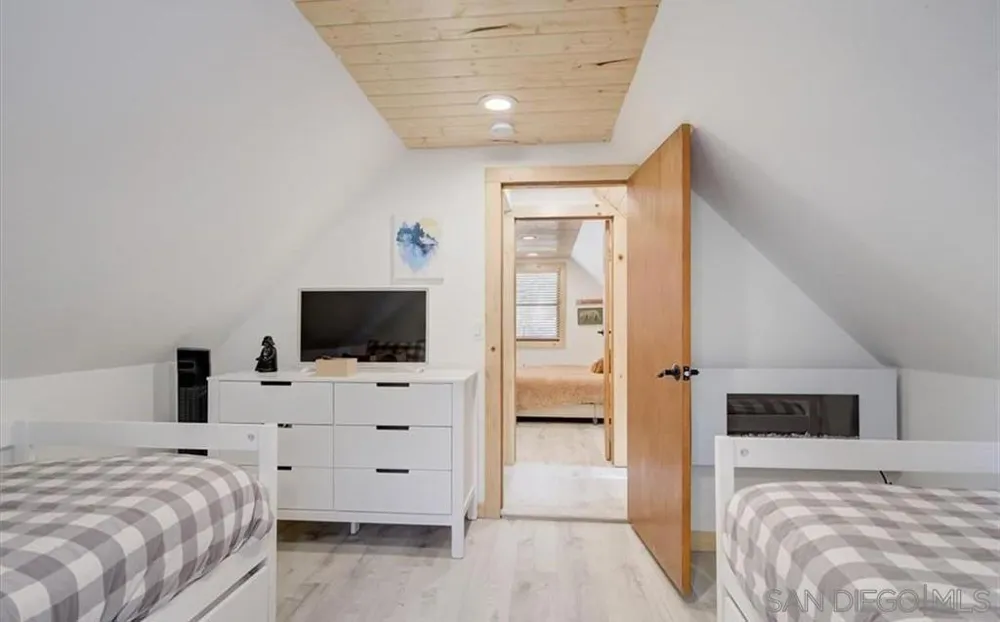 298 Maple Sugarloaf, CA 92386