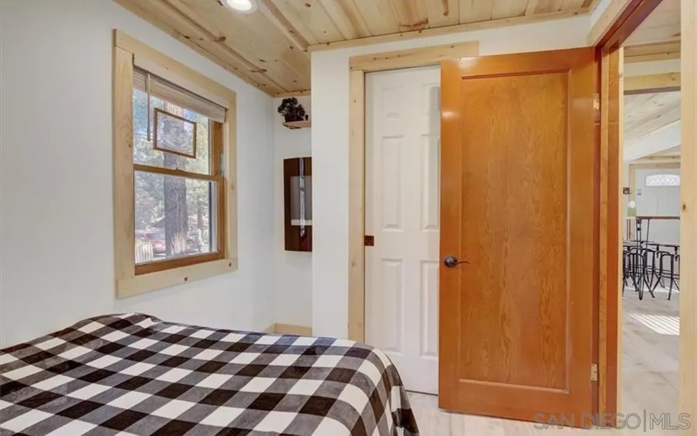 298 Maple Sugarloaf, CA 92386