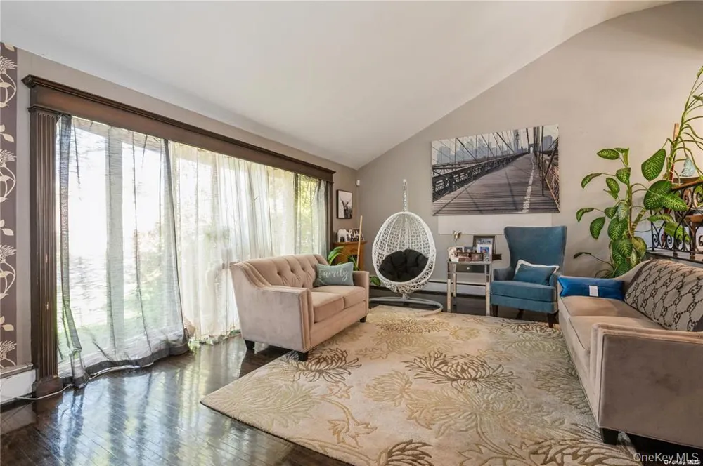 1040 Cedarhurst Street North Woodmere, NY 11581