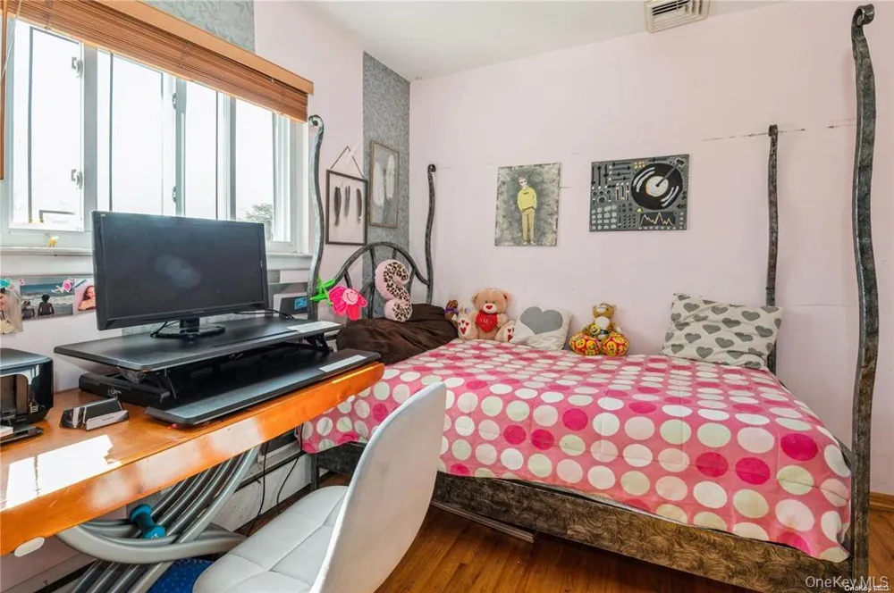 1040 Cedarhurst Street North Woodmere, NY 11581