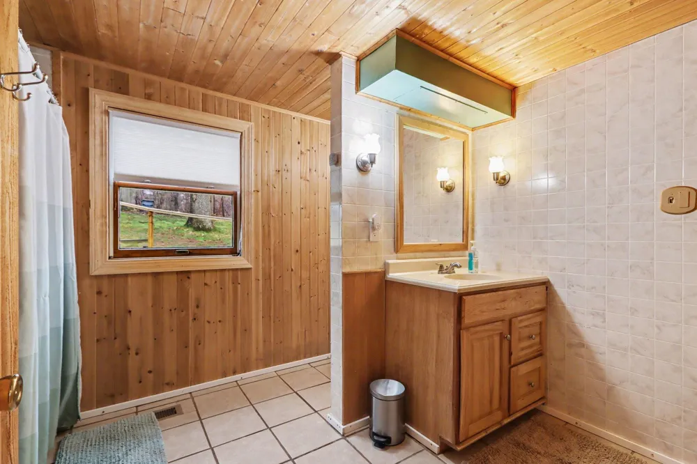 12015 Oakridge Road Plainwell, MI 49080