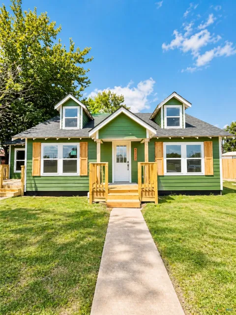223 NW Front Street