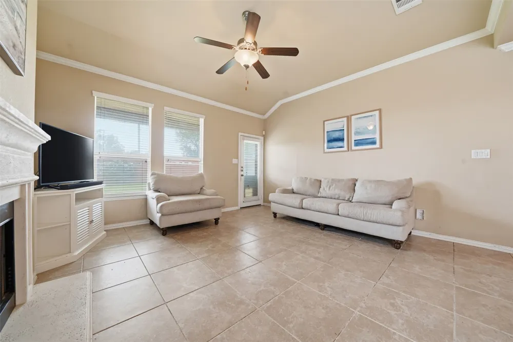 1927 Autumn Run Lane Round Rock, TX 78665