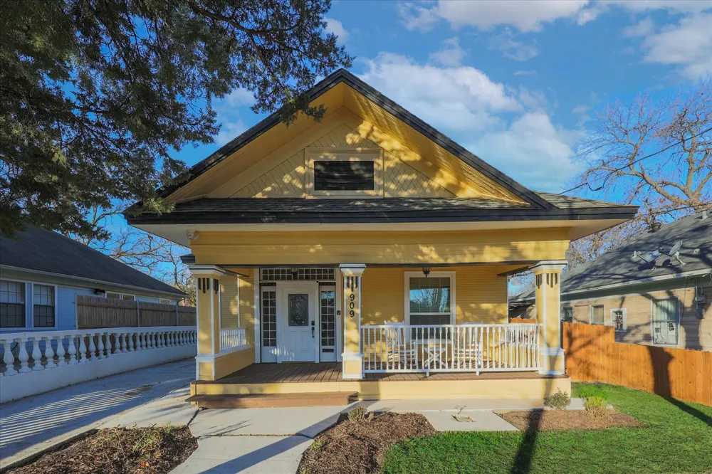 909 Elsbeth Street Dallas, TX 75208