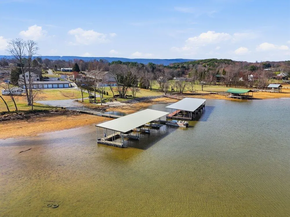 1255 New Lake Road Spring City, TN 37381