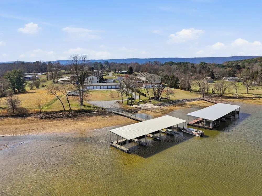 1255 New Lake Road Spring City, TN 37381