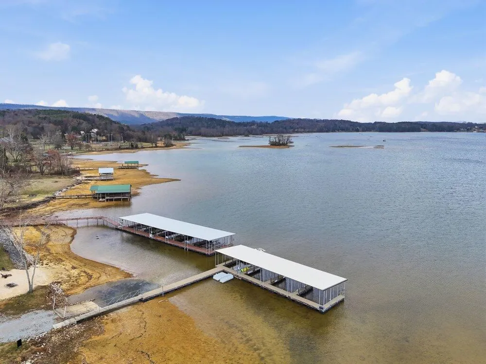 1255 New Lake Road Spring City, TN 37381