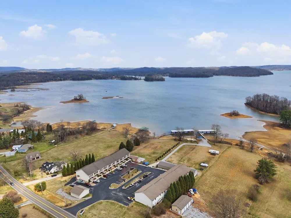 1255 New Lake Road Spring City, TN 37381