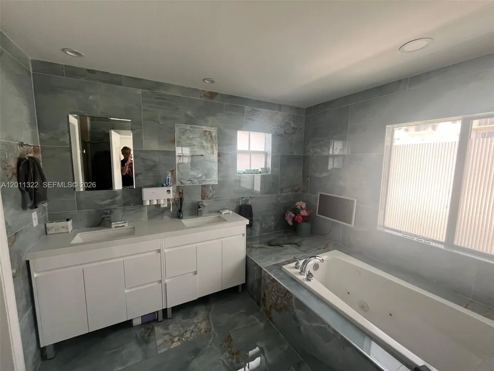 3915 NE 168th St #3915 North Miami Beach, FL 33160
