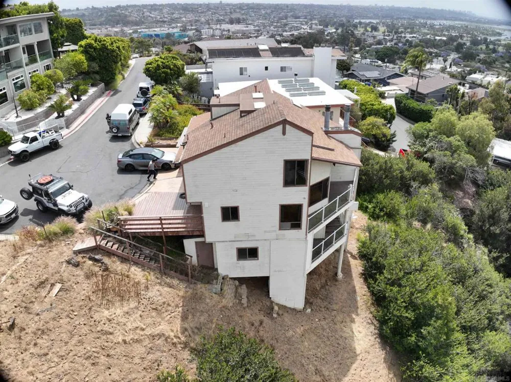 2415 La France St. San Diego, CA 92109