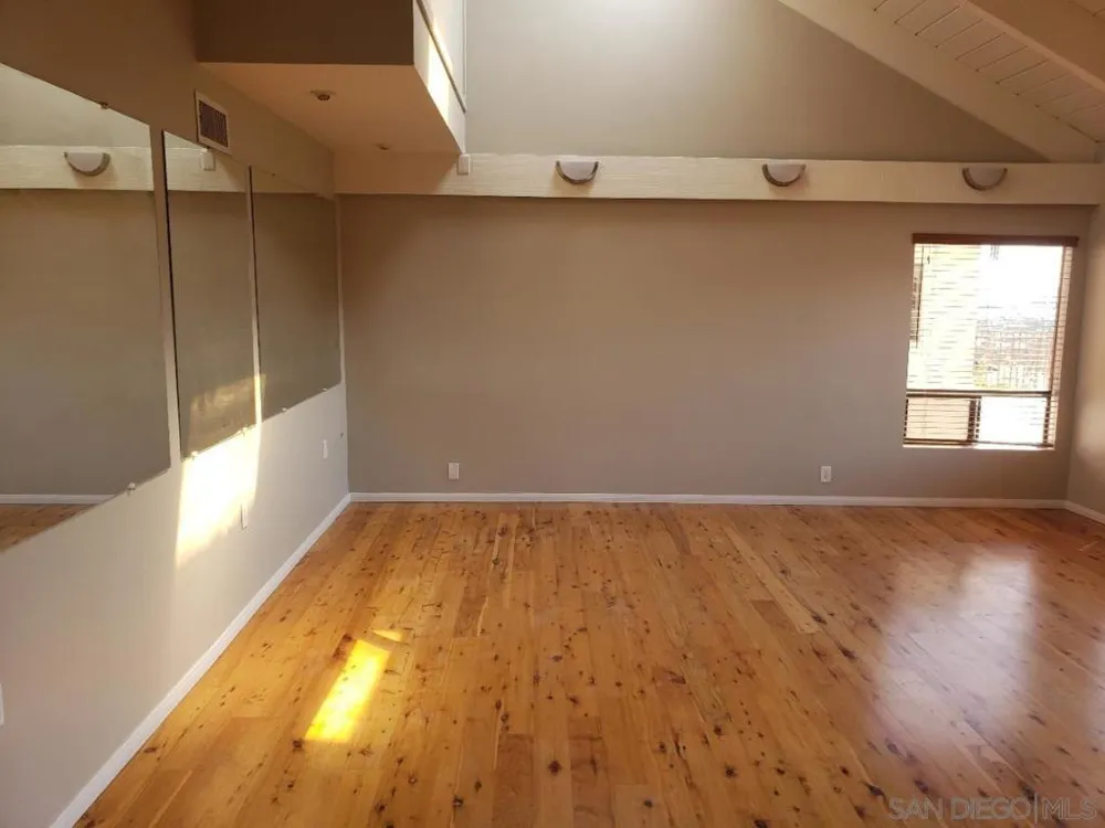 2415 La France St. San Diego, CA 92109
