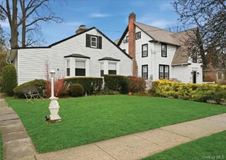 163 Elm Street Roslyn Heights, NY 11577