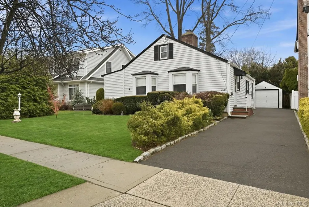 163 Elm Street Roslyn Heights, NY 11577