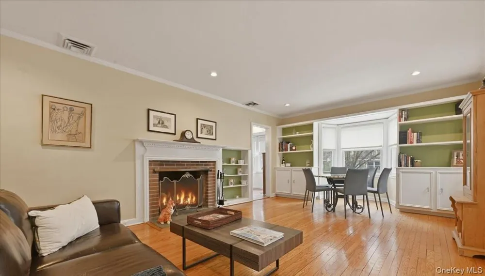 163 Elm Street Roslyn Heights, NY 11577
