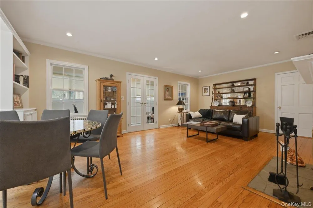 163 Elm Street Roslyn Heights, NY 11577