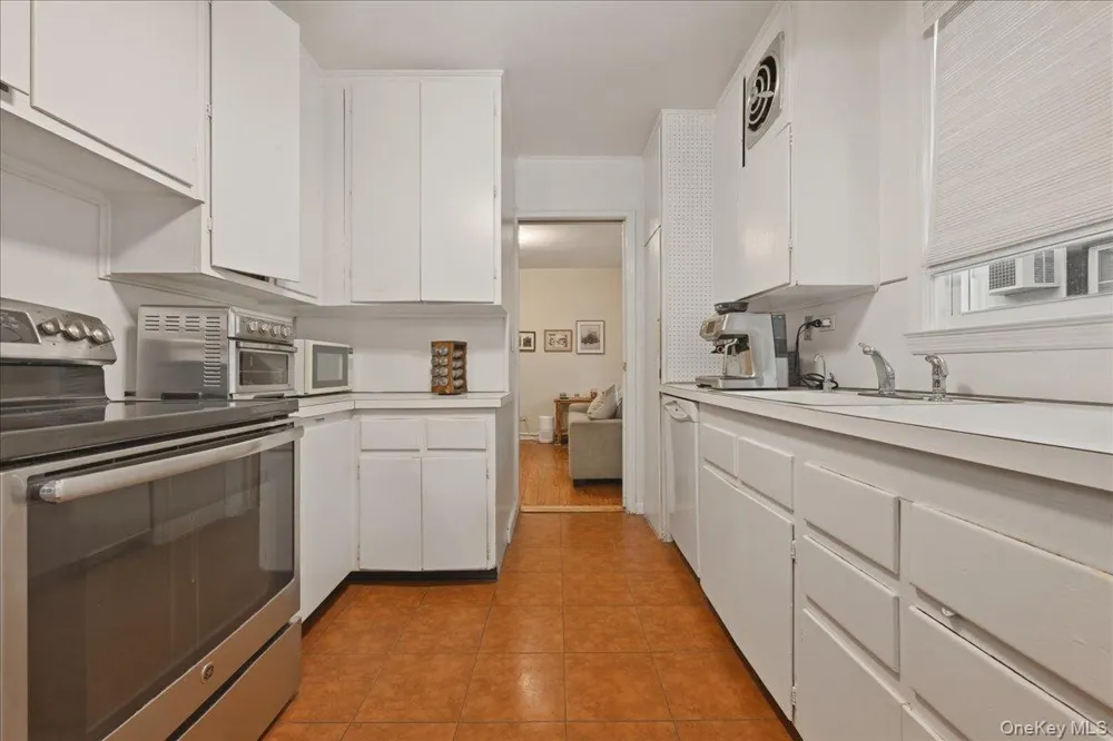 163 Elm Street Roslyn Heights, NY 11577