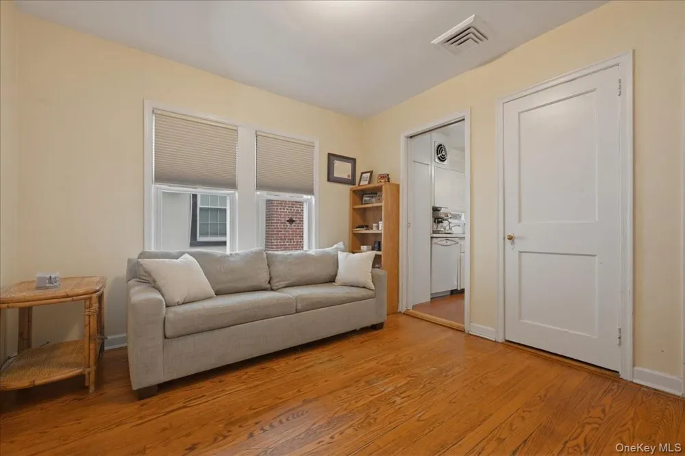 163 Elm Street Roslyn Heights, NY 11577