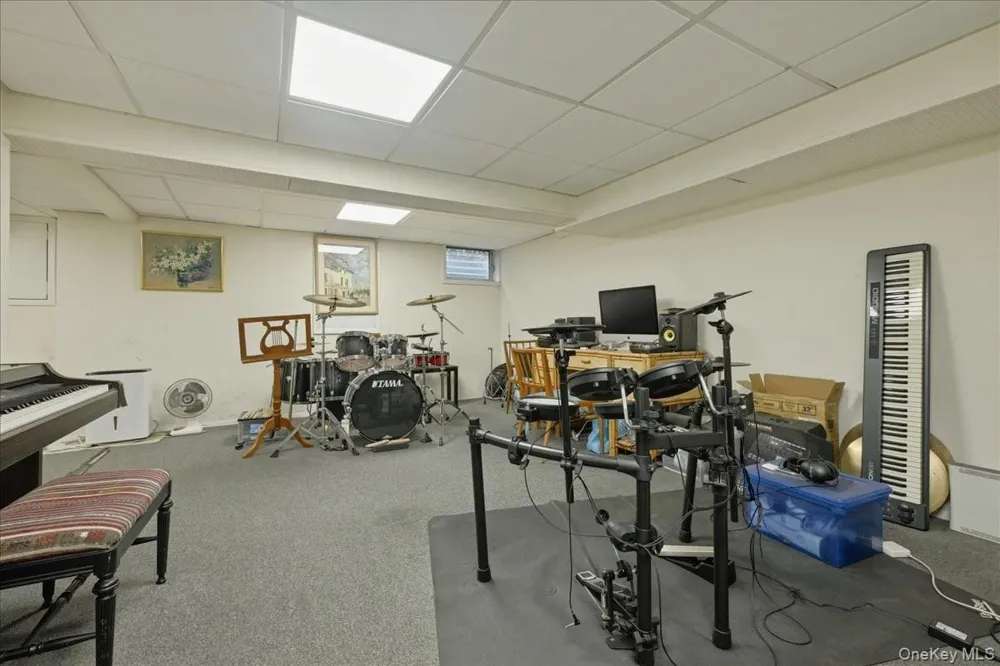 163 Elm Street Roslyn Heights, NY 11577