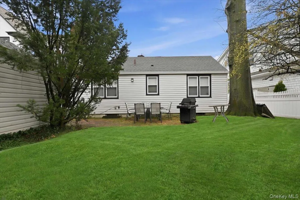 163 Elm Street Roslyn Heights, NY 11577