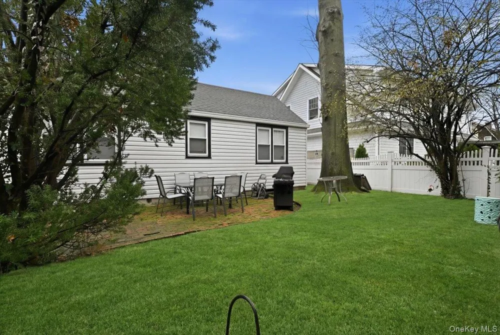 163 Elm Street Roslyn Heights, NY 11577