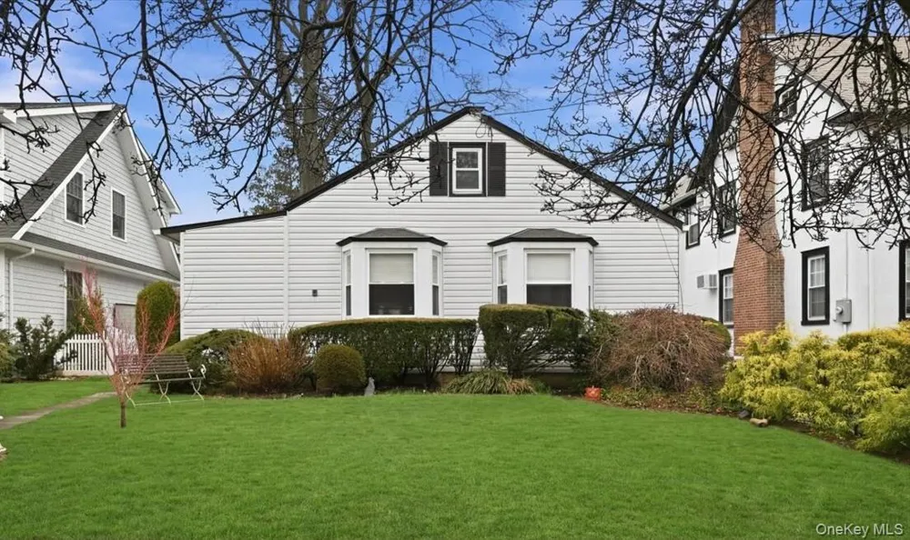 163 Elm Street Roslyn Heights, NY 11577