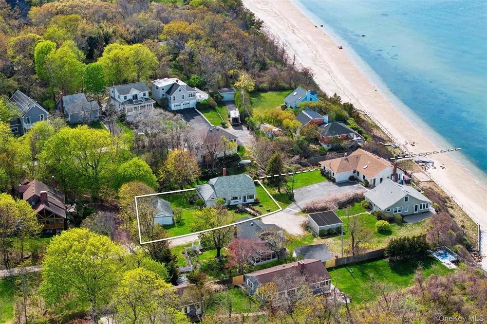 21 Walk Riverhead, NY 11901