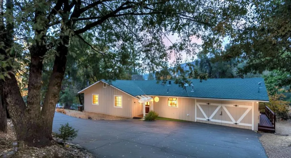51159 Road 632 Oakhurst, CA 93644